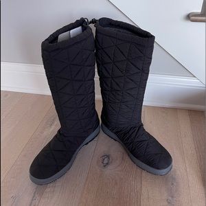 Women’s BOGS  Quilted Snowday Tall Boot size 10